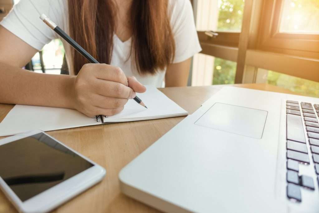 Advantages and Disadvantages of Distance Learning Online